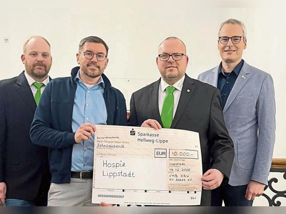 Klaus Brock (l.) und Frank Steffens (2.v.r.) überreichten die Spende im Beisein von Bürgermeister Alexander Tschense (r.) an Sebastian Thiemann.