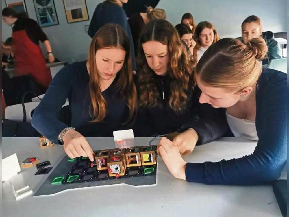 Luisa Wickentrup, Carla Laukötter und Lisann Luster-Haggeney (v.l.) experimentieren mit einem Michelson-Interferometer.