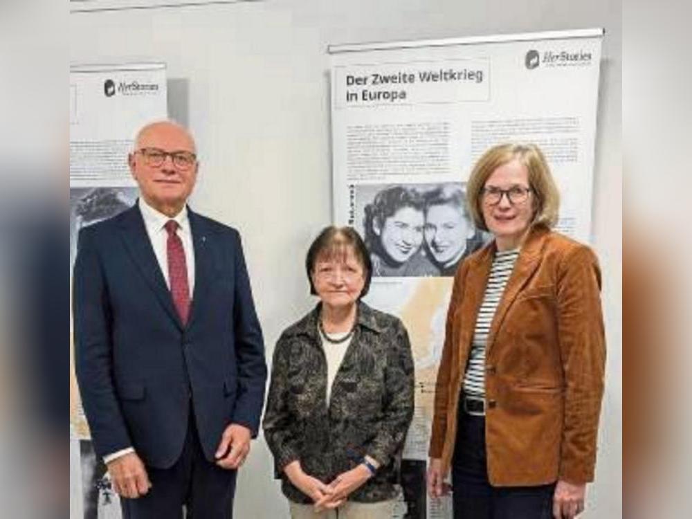 Hans-Bernd Janzen, Monika Schrader-Bewermeier, Kirsten John-Stucke präsentieren die Ausstellung „Her Stories“.