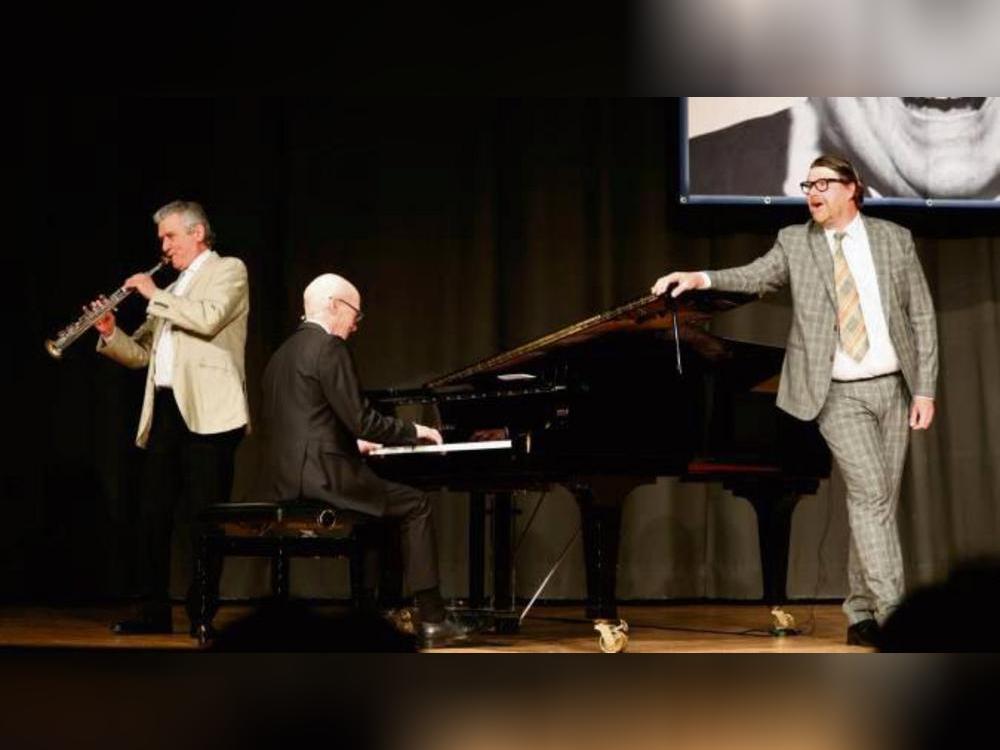 Michael Ophelders (r.) gastiert zusammen mit Thorsten Hamer und Winnie Slütters (Piano) in Lippstadt.