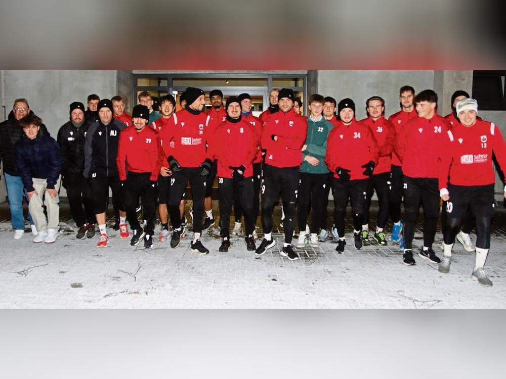 Der etwas andere Wintertrainingsauftakt im Schnee: Die Oberliga-Kicker des SV Lippstadt mussten improvisieren, nach einem kurzen Aufgalopp ging es in den Kraftraum. Rechts im Bild (Nr. 24) der lange verletzte Louis Neugebauer. Fotos: Frank Lütkehaus