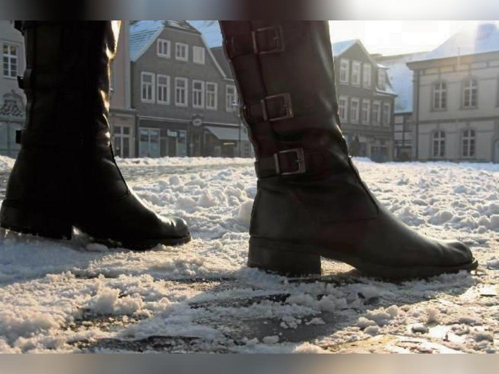 Klar, den Rathausplatz müssen die Bürger natürlich nicht räumen, dafür aber die Gehwege. Foto: Kristina Rückert