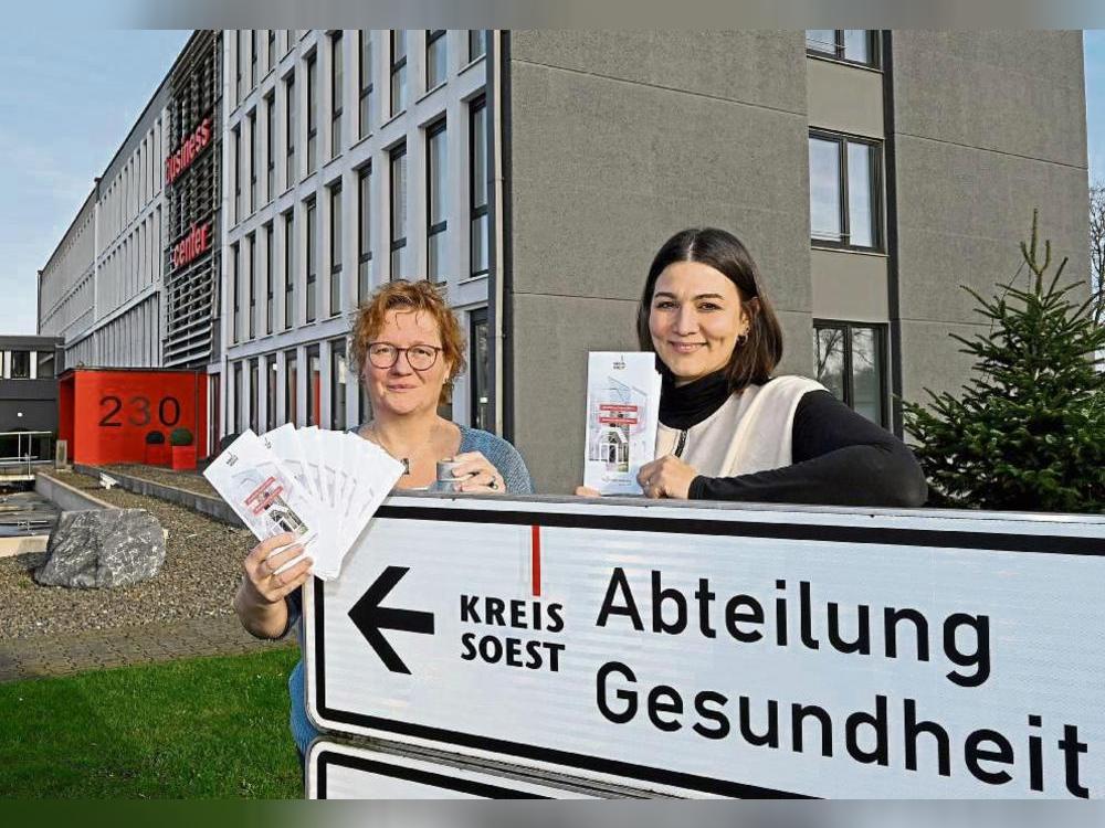 Hier geht’s lang: Als Außenstelle der Abteilung Gesundheit des Kreises Soest ist die Beratungsstelle für Menschen mit Behinderung an der Mastholter Straße 230 in Lippstadt-Lipperbruch beheimatet. Stefanie Heckhuis (l.) und Ira Wernze bieten unter anderem kostenfreie und individuelle Hilfestellung für körperlich, geistig und/oder seelisch behinderte Menschen sowie für chronisch Kranke an. Foto: Susanne Schulte-Nölle (Kreis Soest)