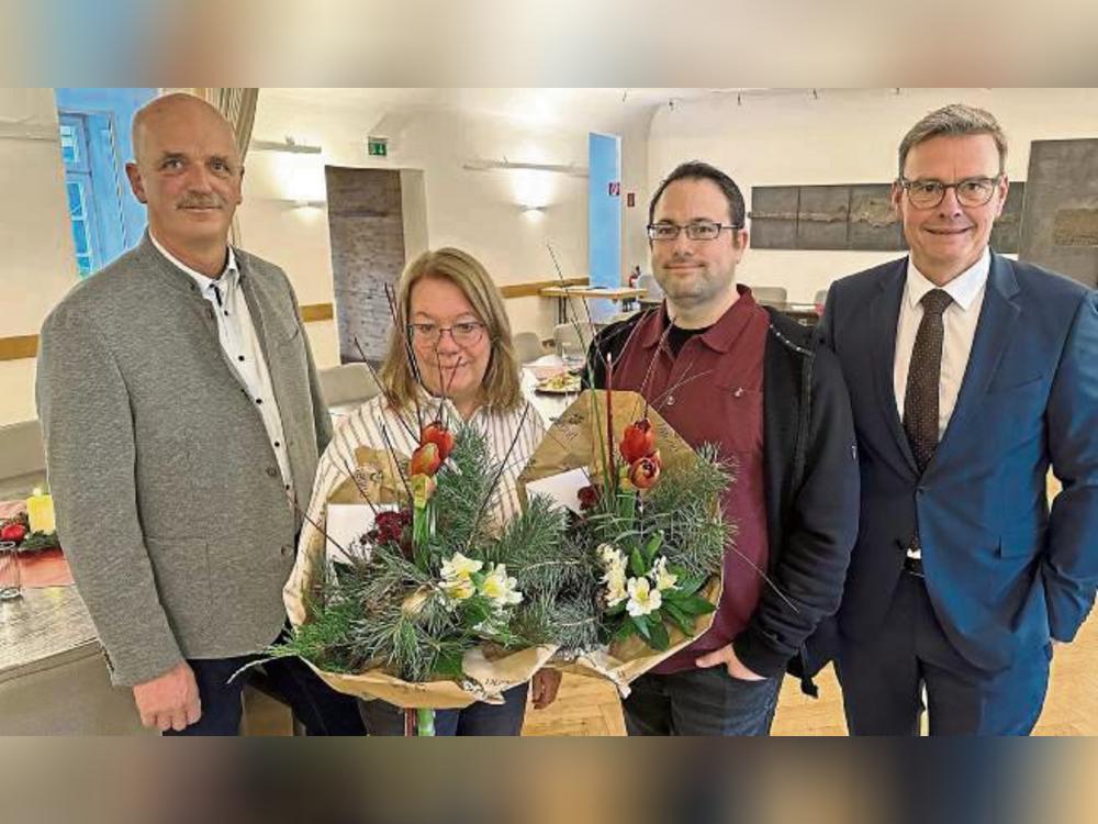 Herzlichen Glückwunsch zum Dienstjubiläum, v.l.: Michael Schlüter (Personalrat), Helga Rücker, Sebastian Sure und Bürgermeister Andreas Sunder.