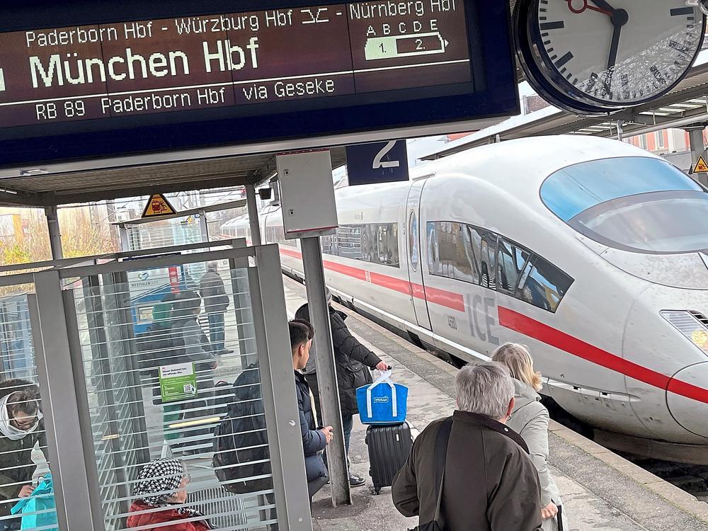 Bahnreisende können hoffen: Die ICE-Direktverbindung von Paderborn nach München soll ab 2027 wieder aufgenommen werden. Voraussetzung ist allerdings, dass die laufenden Bauarbeiten im Schienennetz abgeschlossen sind. Das teilte die Deutsche Bahn der Stadt Paderborn mit. Eine endgültige Bestätigung stehe allerdings noch aus. Archivfoto: Friedrich