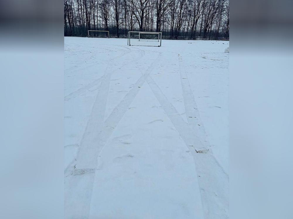 In Delbrück sind Unbekannte mit einem oder mehreren Autos über den Spielfeldrasen gerast. Foto: Polizei