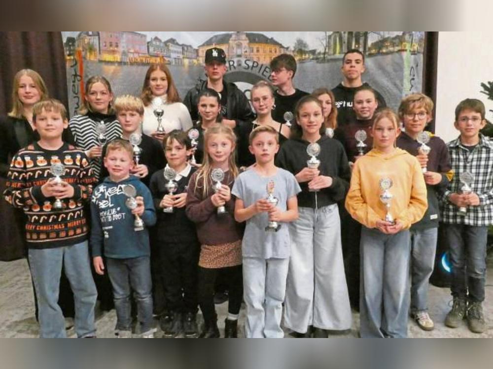 Auf Erfolgskurs bei den Vereinsmeisterschaften der Teutonen-Schwimmer steuerten: (h.v.l.) Laura Ortmann, Lena Jürgens, Greta Bock, Luca Hosselmann, Max Zimmermann, Idriss Chernoubi, (Mitte v.l.) Lugh von Rennenkampff, Mia Alice Wintz, Angelina Below, Frida Cedrola, Milena Schober, Lennart Johnigk, Maximilian Vomhof, (v.v.l.) Nick Silling, Fiete Treutmann, Franz Werner, Leni Thomas, Jannes Kappel, Sofia Tassis und Maia Kappel. Es fehlen: Clara Malie Langner und Johannes Maron.