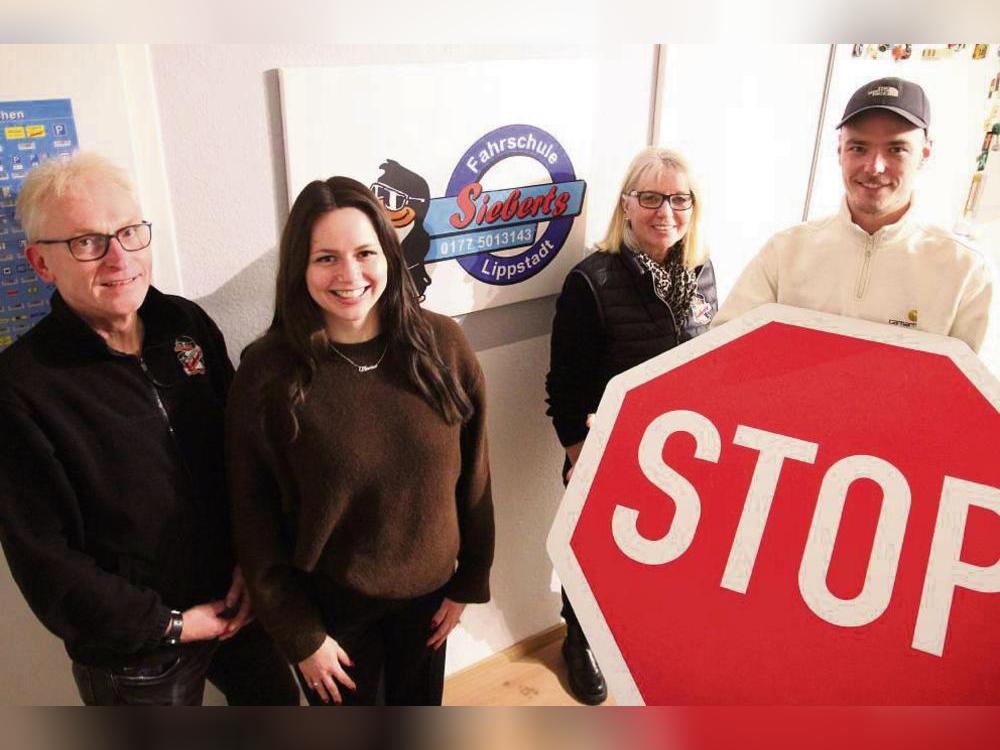 Bei den Plänen des Verkehrsministeriums bekommt das Stoppschild in der Fahrschule Sieberts zwar eine ganz andere Bedeutung. Das Lachen lassen sich Frank Maise, Tochter Laura, Inhaberin Susanne Maise-Sieberts und Sohn Florian (v.l.) trotzdem nicht verbieten. Foto: Bastian Puls