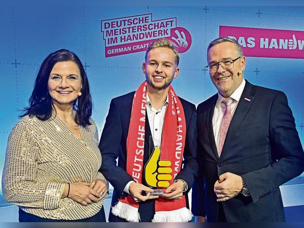 Die Preisverleihung: (v.l.) Staatssekretärin im Bundeswirtschaftsministerium Gitta Connemann, Preisträger Timo Stromberg und Jörg Dittrich, Präsident des Zentralverbandes des Deutschen Handwerks (ZDH). Foto: Martin Joppen