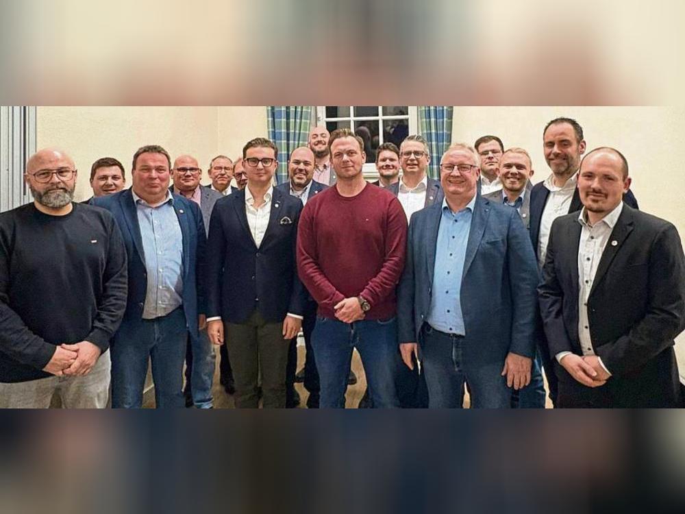 Neu auf ihre Posten wählten die Schützen Sebastian Hoffmann (Kassierer, links), Martin Lehmenkühler (Archivar, 10.v.l.) sowie Niklas Ring (Geschäftsführer, rechts). Ausgeschieden sind Winfried Maas (Ehrenmajor, 13.v.l.) und Sebastian Menke (ehem. Kassierer, 2.v.r.).