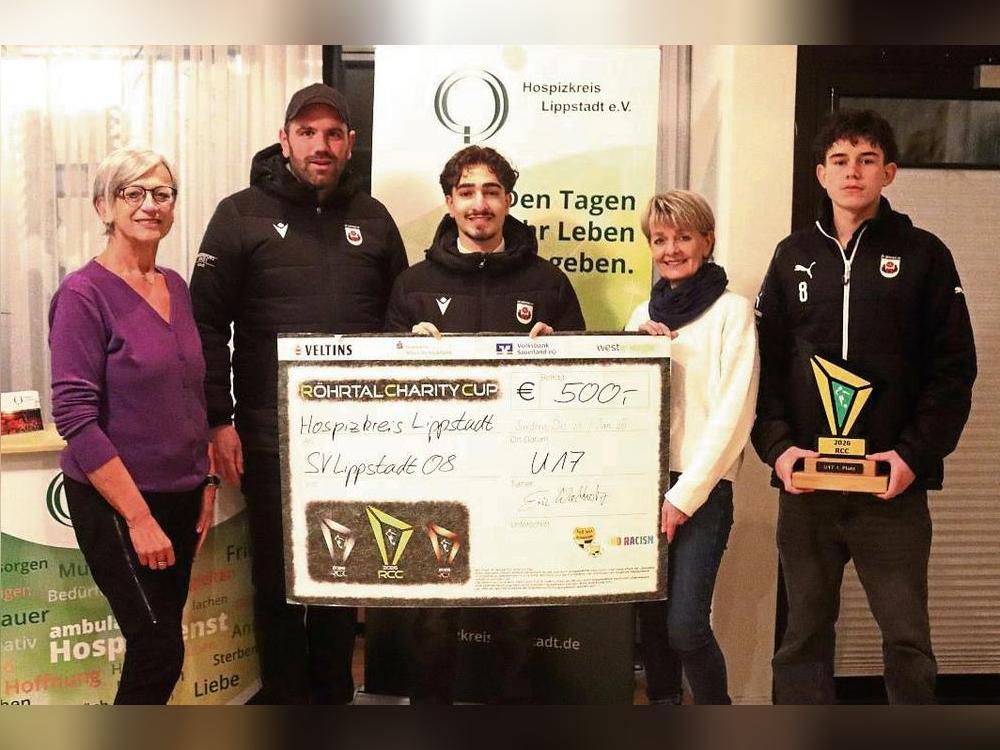 Für die gute Sache legten sich die BII-Junioren des SV Lippstadt beim Hallenturnier in Sundern mächtig ins Zeug und spendeten als Turniersieger 500 Euro an den Hospizkreis Lippstadt (v.l.): Dorothee Gerling, Roman Finke, Ninos Lahdo, Beate Otten und Lian Pernau. Foto: Uwe Feichtinger