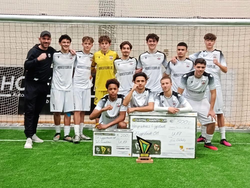 Für die gute Sache legten sich die BII-Junioren des SV Lippstadt beim Hallenturnier in Sundern mächtig ins Zeug und spendeten als Turniersieger 500 Euro an den Hospizkreis Lippstadt.