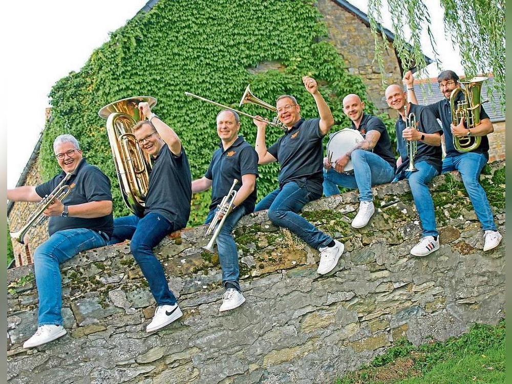 Die Band Pffft - Spaß am Blasen verlässt die heimischen Gefilde für einen Auftritt im Hofbräuhaus in München. Mit dem Bus reisen die Musiker und Fans an.