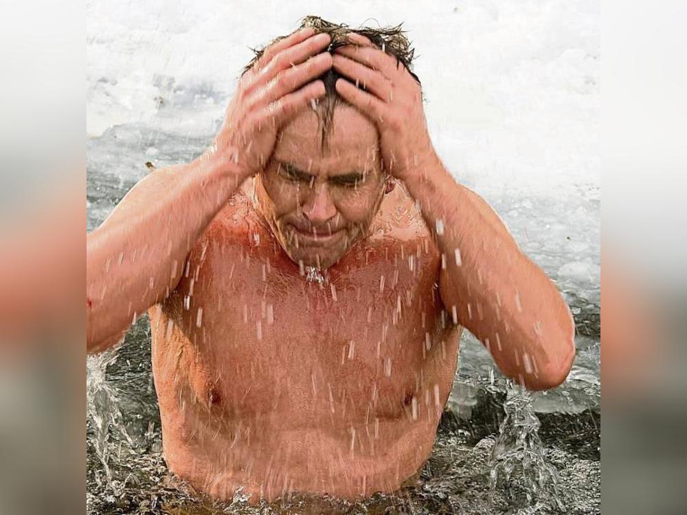 Ein Höhepunkt im VHS-Veranstaltungsprogramm ist das Eisbaden am Alberssee, ein außergewöhnliches Natur- und Gesundheitserlebnis für Mutige und Neugierige. Symbolfoto: dpa