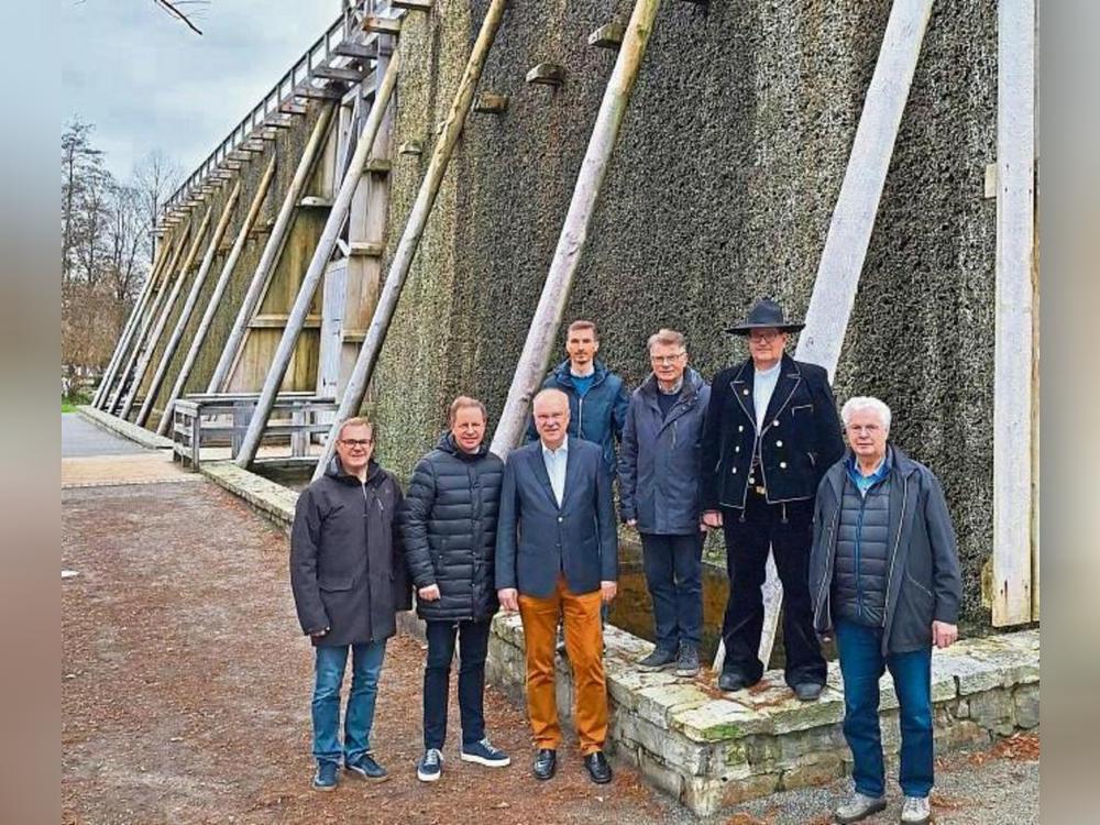 Bereiten sich aufs die Sanierung des Gradierwerks vor (v.l.): Martin Westermeier (Stadtentwicklung Salzkotten), Bürgermeister Ulrich Berger, Klaus Michels (Vorsitzender und Werkmeister des Sälzerkollegiums), Nico Unger (Stadtentwicklung), Heinz Sonntag (Direktor des Sälzerkollegiums), Markus Keuper und Rudolf Keuper (Holzbau Keuper).