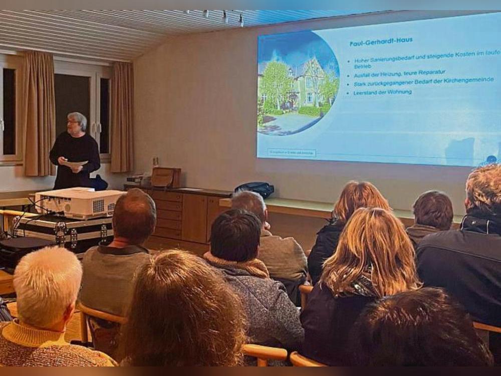 Die Aufgabe des Paul-Gerhardt-Hauses ging am Donnerstagabend Pfarrer Wolfgang Jäger sichtlich nahe. Fotos: Nicola Gerwin