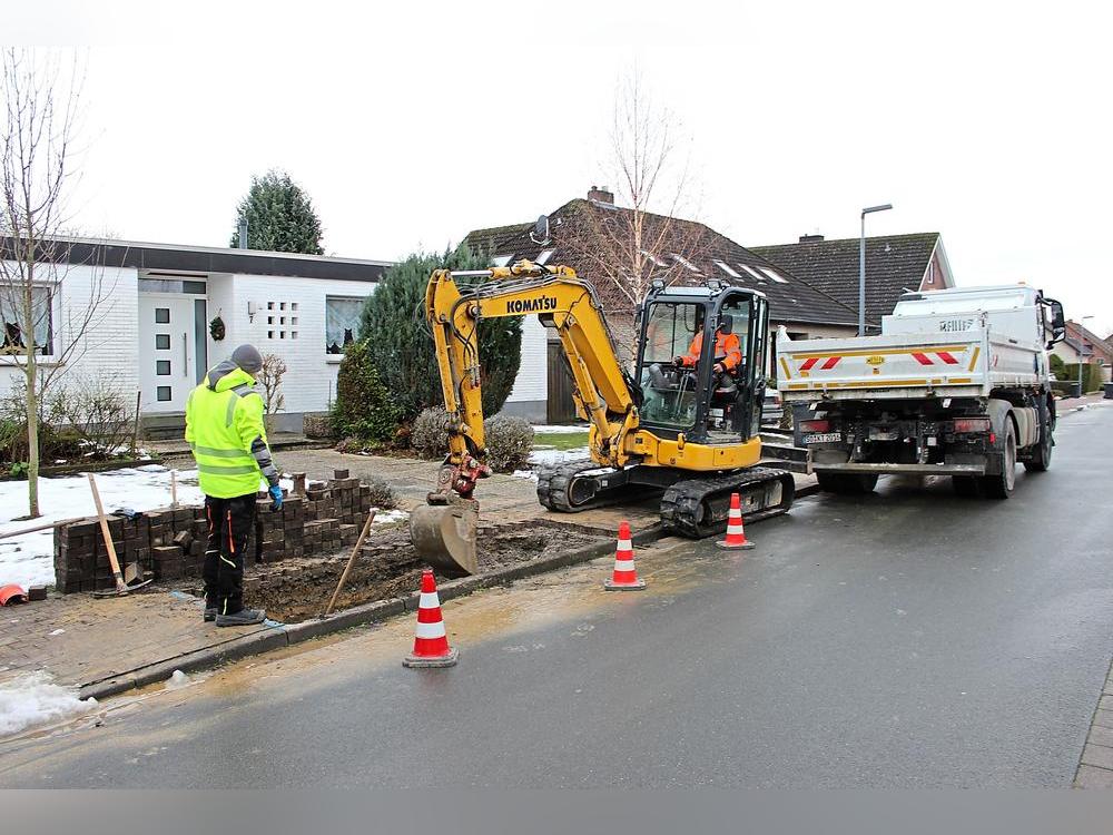 Der Rohrbruch hat sich unter dem Bürgersteig ereignet. Die Experten vor Ort schließen nicht aus, dass der Schaden auf die Witterung zurückzuführen ist. Foto: Soraya Dietz