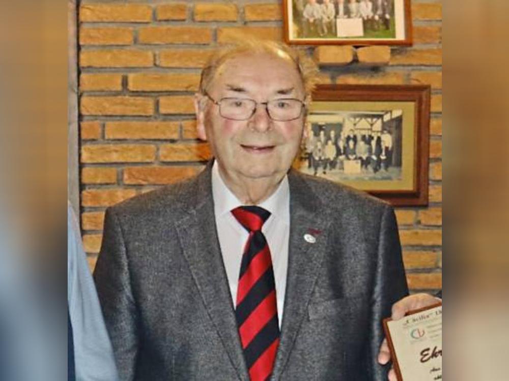 Für 50 Jahre Vereinsmitgliedschaft wurde Hermann Raker 2024 vom Männerchor Cäcilia ausgezeichnet Foto: Bertermann