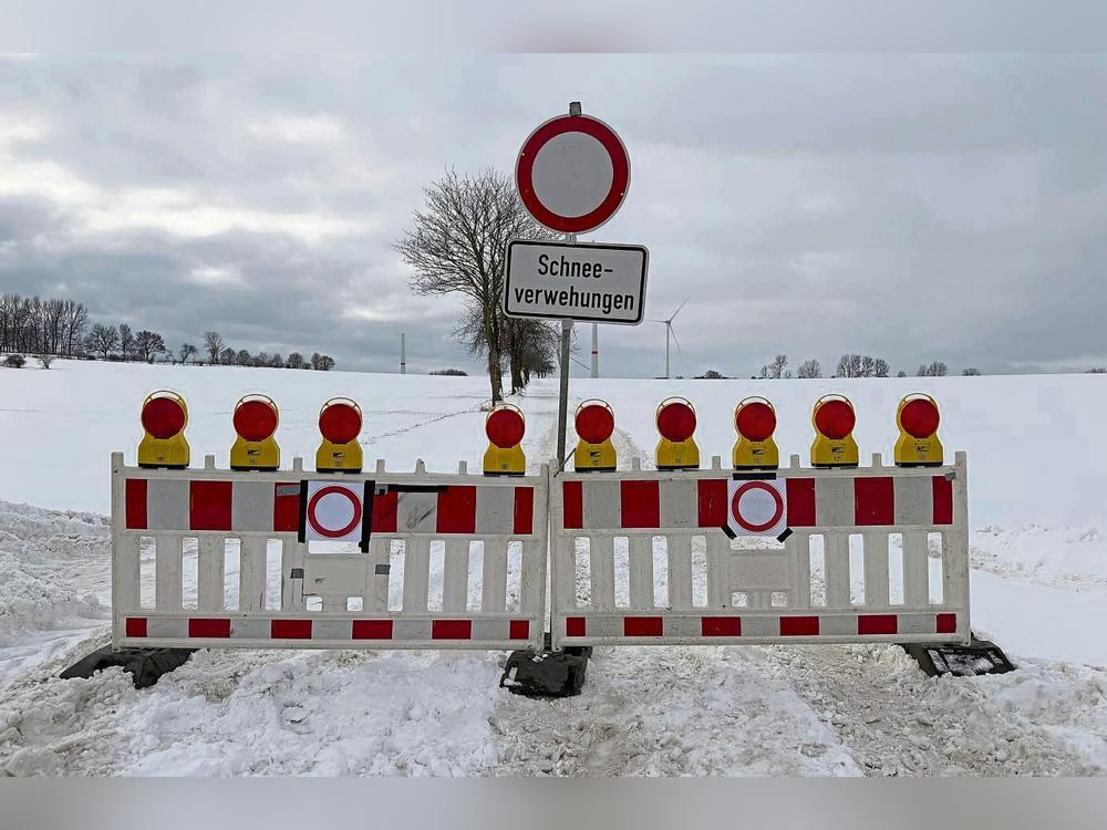 Dreimal innerhalb einer Woche sind zwischen Hemmern und Menzel Autos im Schnee stecken geblieben. Daraufhin ist die Straße gesperrt worden. Foto: Sarah Bsdurek