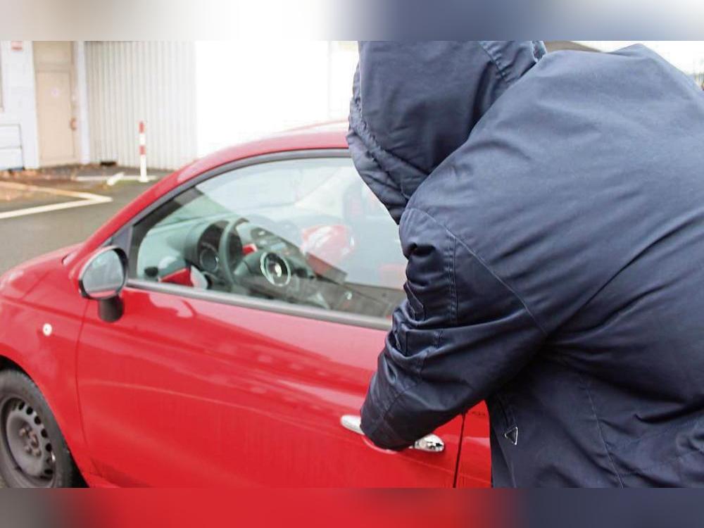 Auch das Austesten, ob ein Auto abgeschlossen ist, kann schon als versuchter Diebstahl gewertet werden. Symbolfoto: Soraya Dietz