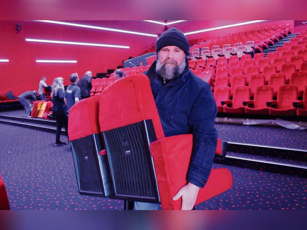 Kai Schweizer hat sich vier Kinosessel für sein Familienheimkino gesichert. Foto: Soraya Dietz
