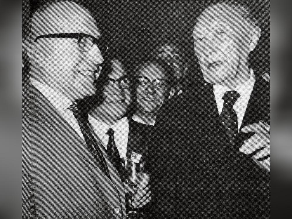 „Sie sind 20 Jahre nicht in Lippstadt gewesen“: CDU-Kreisvorsitzender Hans Schwade (l.) trifft Altkanzler Konrad Adenauer 1965 beim Bundesparteitag. Sie begegneten sich auch zu anderen Anlässen, etwa bei einer Ehrung für erfolgreiche Mitgliederwerbung. Archivfoto