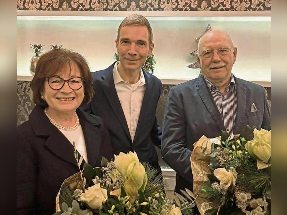 Abschied nach 21 Jahren: Helga de Horn (l.) und Udo Strathaus (r.) wurden von Geschäftsführer Meinolf Köller (M.) aus dem GWL-Aufsichtsrat verabschiedet.