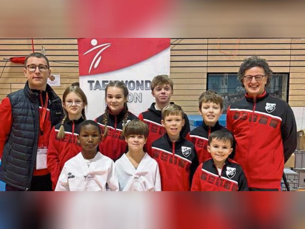 Die Aktiven des TV Kallenhardt setzten zum Jahresabschluss eine weitere Duftmarke. Romy Feldmann (h., 3.v.l.) gewann in Eschweiler den Landesmeistertitel. Aber auch sonst schnitt das Team aus dem Bergdorf hervorragend ab.