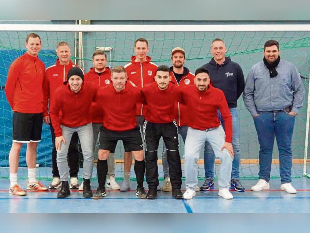 Einige Weichen für die Zukunft wurden im Lager von RW Mastholte bereits gestellt: (h.v.l.) Andre Schledde, Frank Hüttemann (beide Abteilungsvorstand), Co-Trainer Andrej Dreichel, Daniel Schledde (Abteilungsvorstand), Trainer Tobias Edler, sportlicher Leiter Mario Kirschner, sportlicher Leiter Dustin Verch; (v.v.l.): Neuzugänge Etem Oral (von Viktoria Rietberg), Iwan Dirksen (von VfL Rheda), Mohamad Bakir (von Yildizspor Rheda) und Burak Köseoglu (von VfL Rheda).