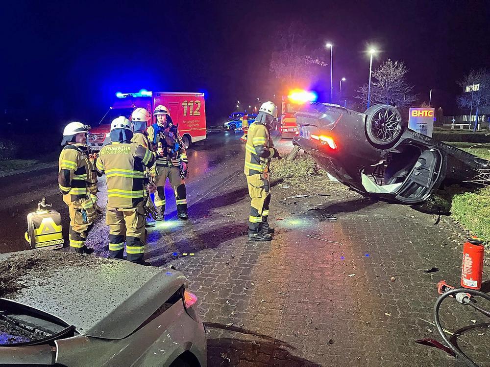Das Auto landete auf dem Dach, nachdem aus unbekannten Gründen von der Straße abkam. Foto: Thomas Lübbers (Feuerwehr Lippstadt)