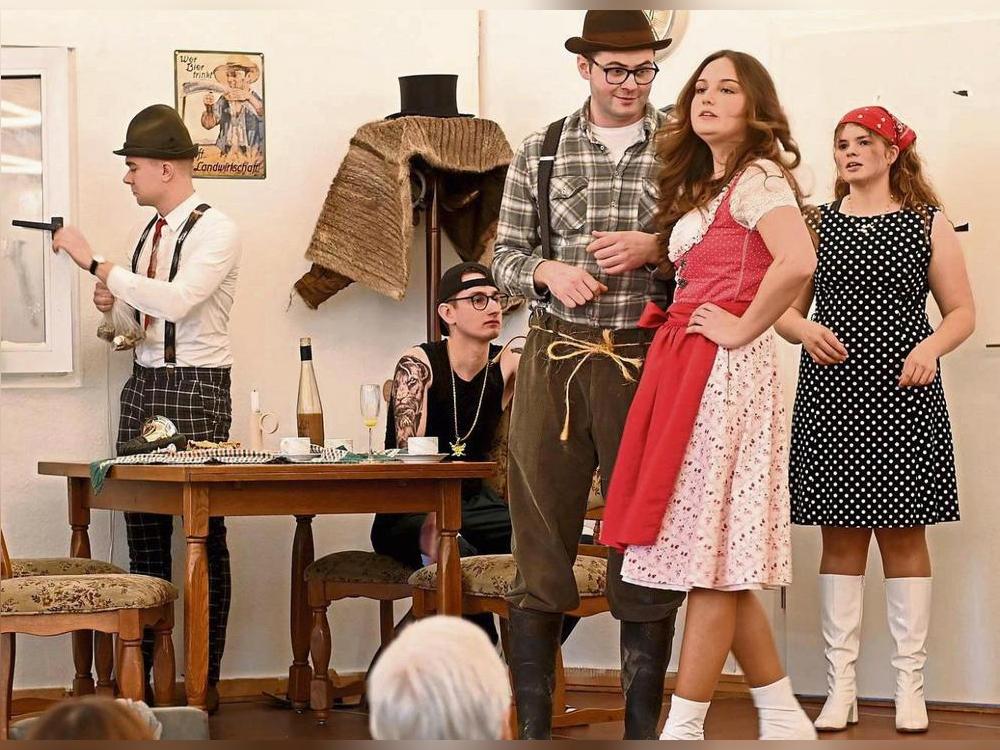 Reichlich Verwirrung bei „Hubertus und die Weiße Maus“, das die Geseker Landjugend aufführte. Fotos: Tuschen