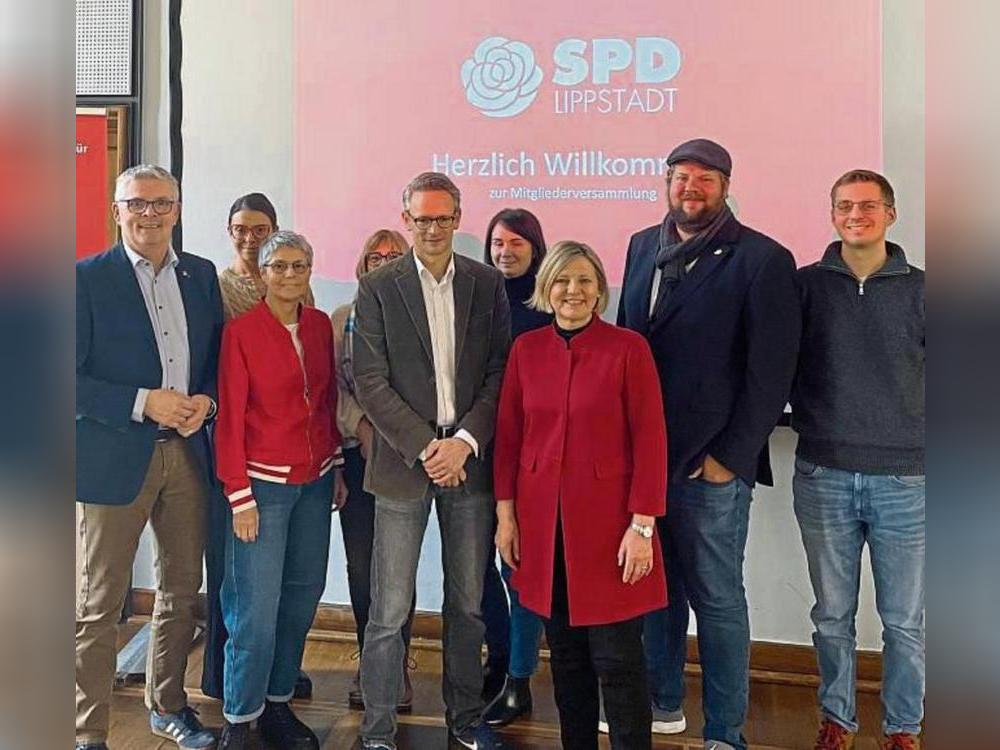 Der SPD-Vorstand um die wiedergewählten Vorsitzenden Marlies Stotz (3.v.r.) und Dr. Steffen Menze (5.v.r.). Foto: Schnieder