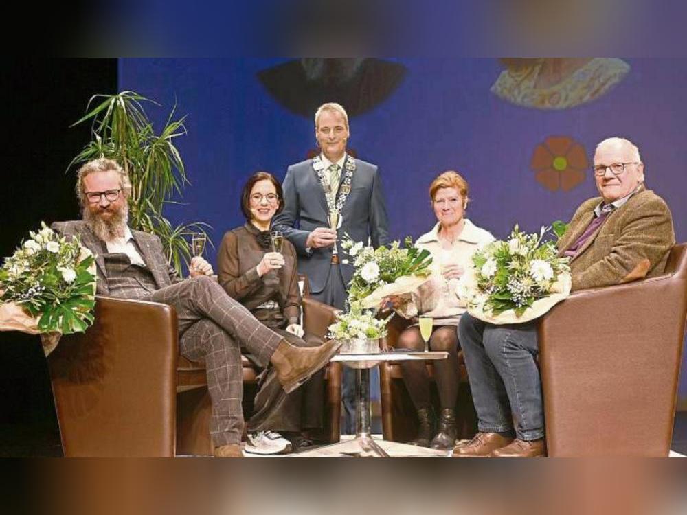 Ehre, wem Ehre gebührt: Die Rose-Träger Christian Schoen (l.), Barbara Berger (2.v.r.) und Friedrich Auffenberg (r.) – hier mit Moderatorin Julia Köller (2.v.l.) und Bürgermeister Alexander Tschense. Foto: Dieter Tuschen