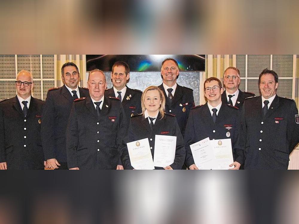 Auch Beförderungen und Teilnahmebescheinigungen wurden unter den Kameradinnen und Kameraden verteilt. Foto: Hannah Löseke