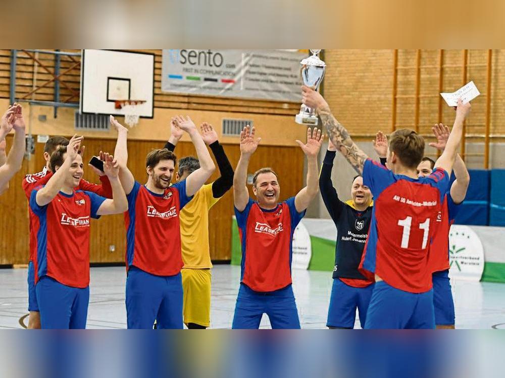Jubel im Lager der Alten Herren der SG Anröchte/Mellrich, die sich bei den offenen Warsteiner Hallenstadtmeisterschaften den Titel sicherte. Foto: Lion Holdebrandt