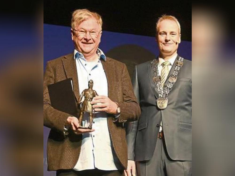 Besondere Ehre: Kinderliedermacher Reinhard Horn erhielt die Bronzeplastik Graf Bernhard. Foto: Dieter Tuschen