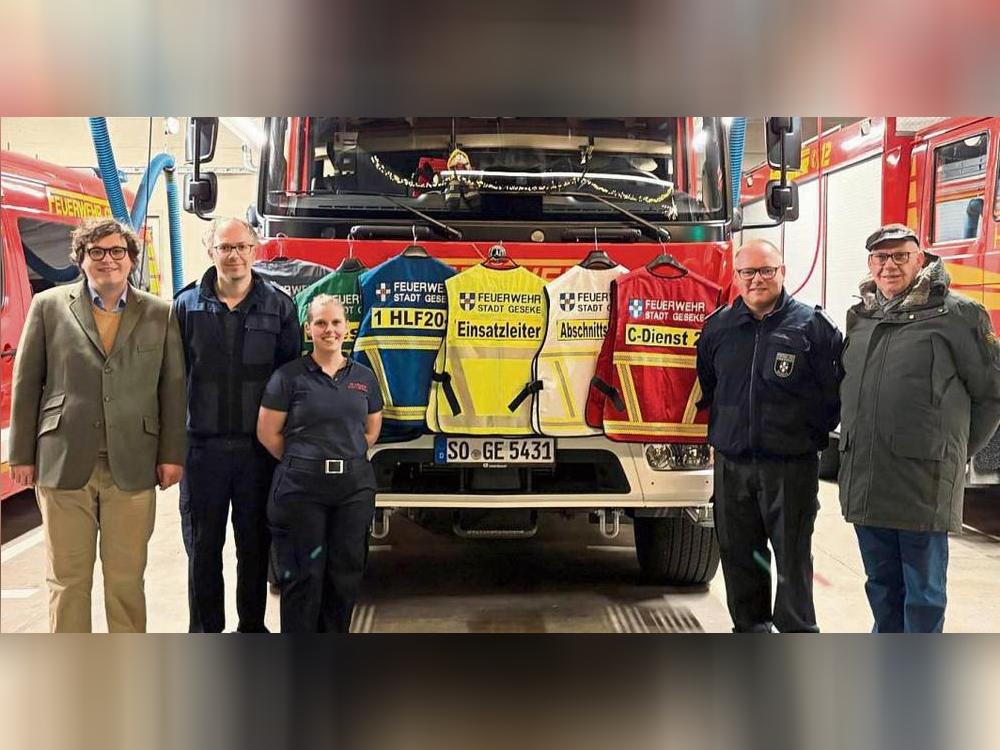 Freuen sich über die Spende (v.l.): Lennart Rixen (Förderverein), Matthias Mattenklotz (Stellvertretender Leiter Feuerwehr), Irena Oesterwalbesloh (Kleiderkammer), Daniel Oesterwalbesloh (Einheitsführer Geseke) und Bernhard Haneke (Förderverein).