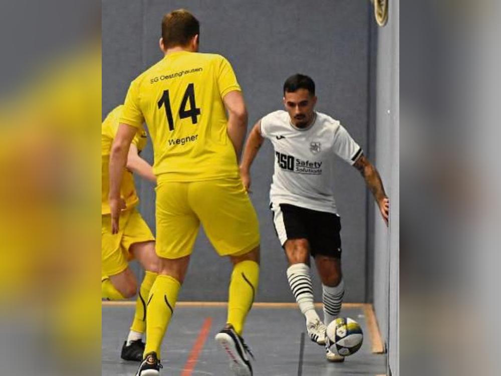 Nach der Endspielniederlage gegen Oestinghausen bleibt der SuS Cappel (in Weiß) als Lucky Loser beim Masters im Rennen. Foto: Michael Rusche