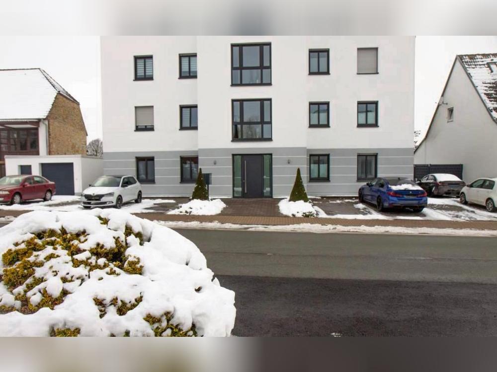 Je nach Menge an Wohnungen in einem Gebäude müssen mehr oder weniger Stellplätze für Pkw und inzwischen auch Fahrräder beim Bau oder Umbau eingeplant werden. Hier scheint die Zahl zu passen. Foto: Bernd Eickhoff