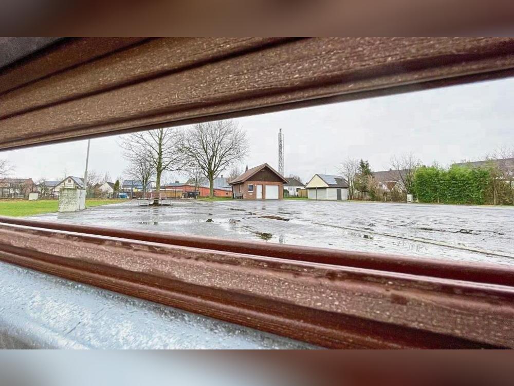 Ein Blick auf den Schützenplatz in Langeneicke, der neu gepflastert werden soll. Im Hintergrund die Schützenhütte, neben der ein Biergarten entstehen soll. Foto: Björn Winkelmann