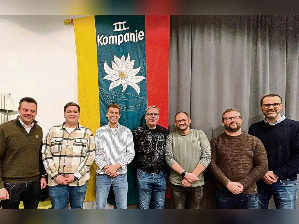 Unser Bild zeigt Hauptmann Frank Schliemann (r.) mit seinen zum Teil neu gewählten Offizieren der dritten Kompanie (v.l.): Peter Albers-Kleine (Oberleutnant), Niko Henke (Deputierter), Alexander Rixen (Fahnenbegleitoffizier), Lars Walz (Fähnrich), Jan Hempelmann (Leutnant), Patrick Walter (Fähnrich).