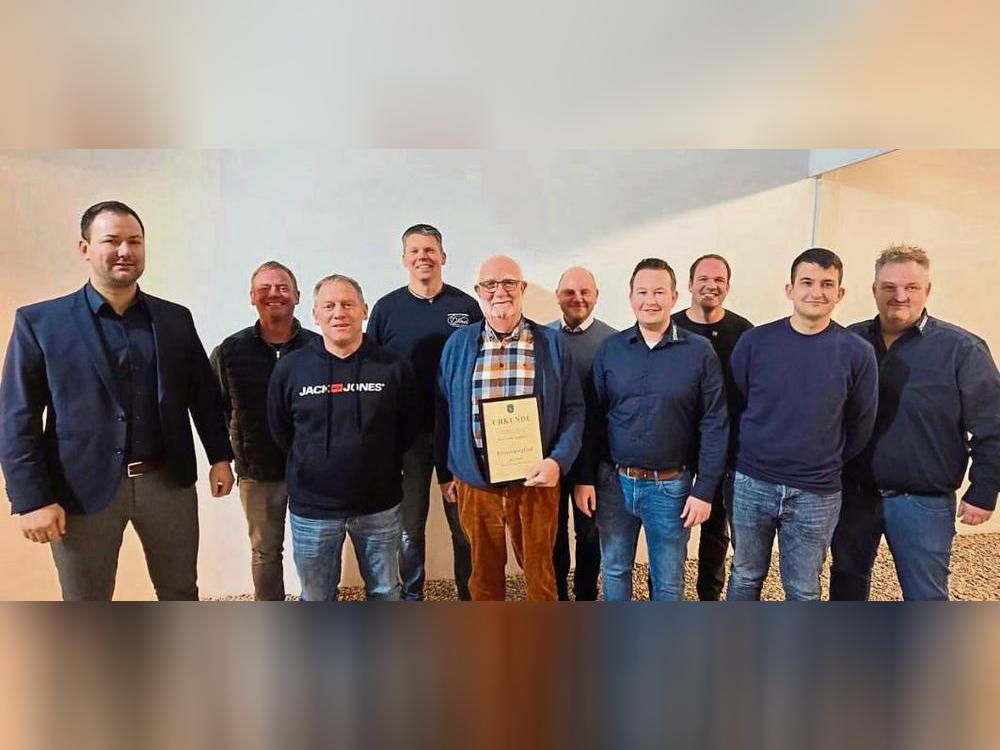 Der Vorstand (v.l.): Henrik Flottmeier (Oberst), Raimund Bertelsmeier, Norbert Bertelsmeier, Rainer Ottensmeier (1. Fahne), Stefan Vossebürger (Ehrenmitglied), Tobias Flottmeier (Kassierer), Andreas Bergmeier (Schriftführer), Guido Schulte (Zugführer 1. Zug), Rafael Stümmler (Stellv. Platzwart), Christian Heber (Oberstleutnant).