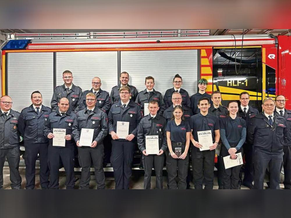 Diese Feuerwehrleute sind bei der Jahresdienstbesprechung befördert worden.