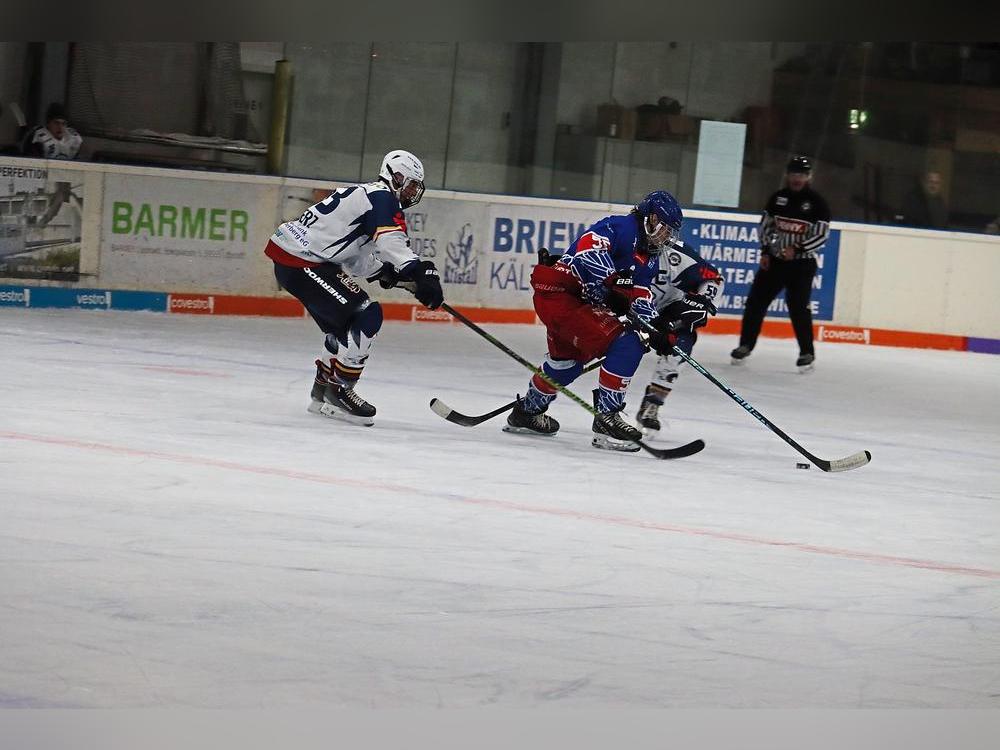Die Mannschaft von Kristall Lippstadt (in Blau) erlebte in Neuss einen gebrauchten Sonntagabend. Die Chance auf die Play-Offs ist nach einer 1:10-Niederlage dahin. Foto: Uwe Feichtinger