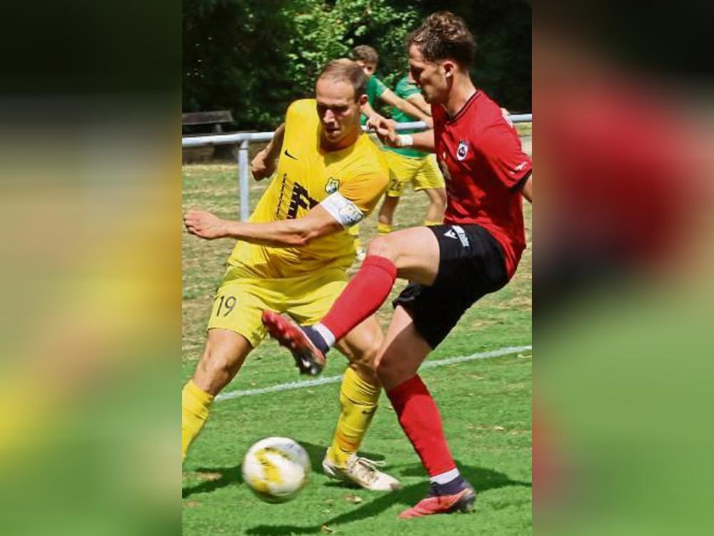 In der Sommervorbereitung gewannen Iker-Luis Kohl (r.) und der SV Lippstadt in Esbeck mit 4:0 gegen den FSC Rheda. Foto: Frank Lütkehaus