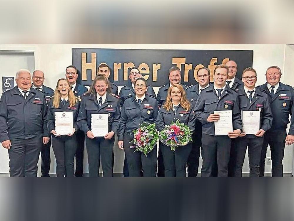 Der Vorstand, Geehrte und Beförderte: Bei der Jahresdienstbesprechung des Löschzugs Horn ging es vor allem um Personalien.