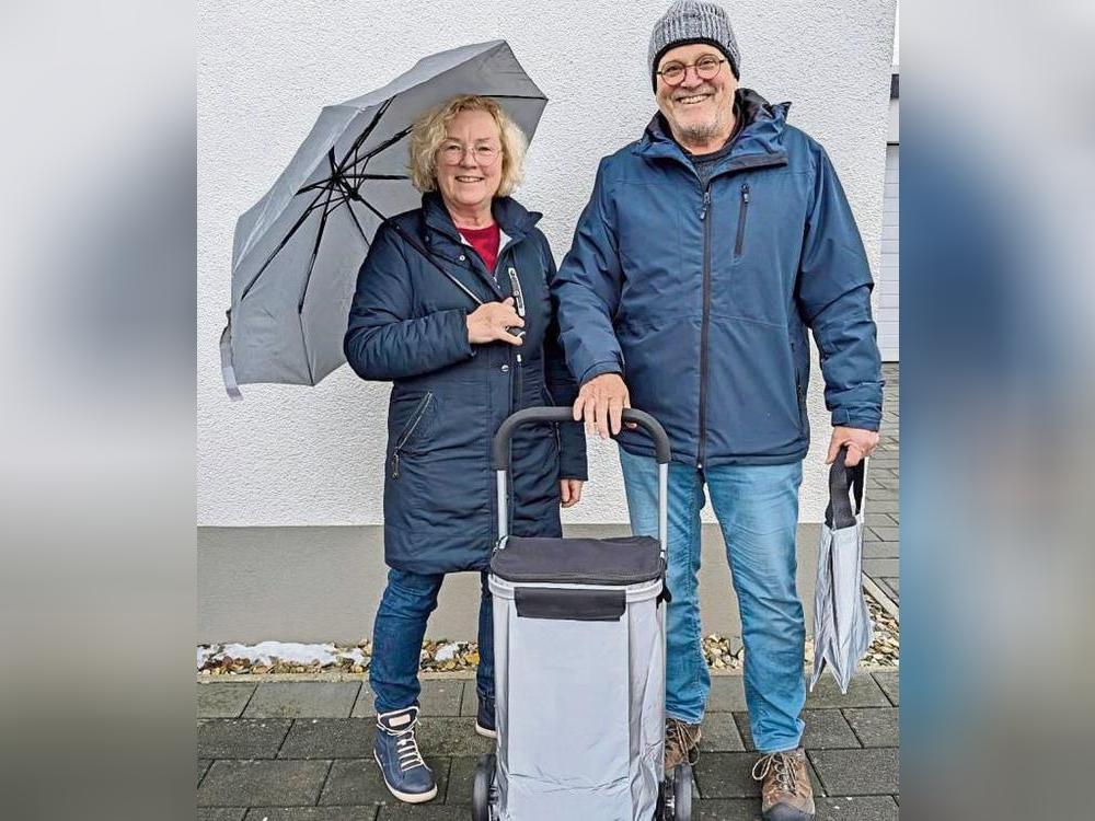 Informieren mit reflektierenden Accessoires über das Thema „Sicherheit durch Sichtbarkeit“: Annette Kerkhoff und Günther Quante von der Kreisverkehrswacht Soest.