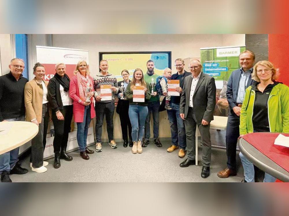 Gewinner, Organisatoren und Unterstützer der Aktion „Fitteste Firma“ (v.l.): Joachim Zensen (Rosenthal & Rustemeier), Nadine Schmidt, Silke Risse (KSB Soest), Anne Münzel, Markus Arndt (Kreispolizeibehörde), Jessica Hartmann, Jennifer Krysciak (TuK Bad Sassendorf), Jan Storp, Konrad von Bonin (Ingenieurbüro Wolfgang Klein), Thomas Schnabel (Sparkasse), Thorsten Becker, Sabine Ehm (Barmer).