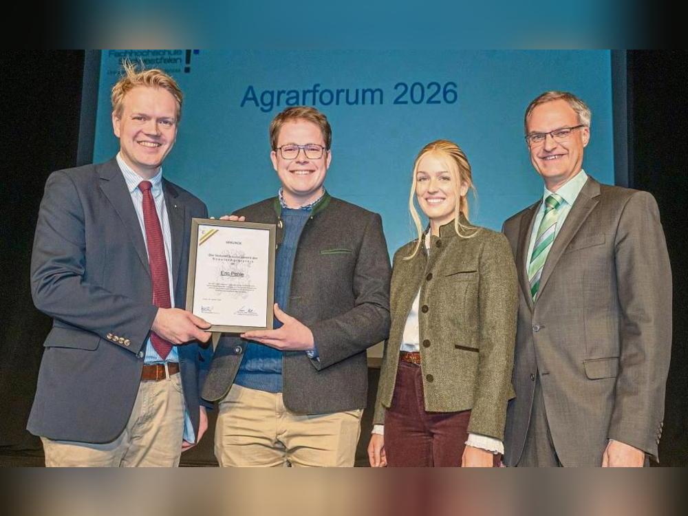 Den Agrarpreis überreichte v.l. Susatia-Vorsitzender Jonas Thiel an Eric Christoph Pehle. Marie Hoffmann, die stellvertretende Susatia-Vorsitzende, und Agrar-Dekan Marc Boelhauve gratulierten. Foto: Peter Dahm