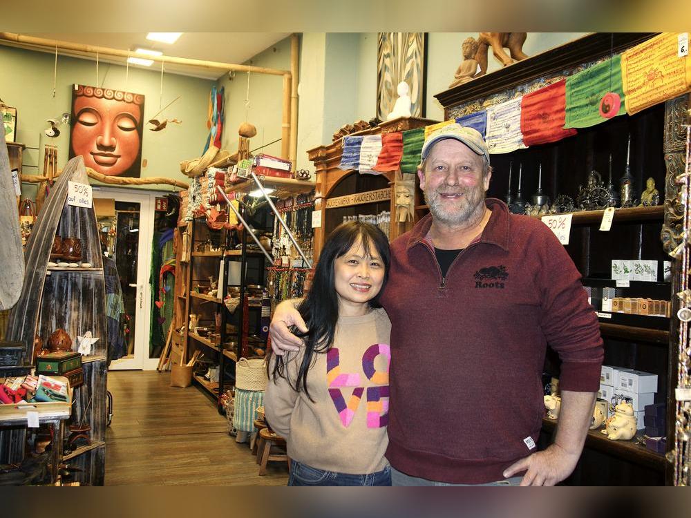 Die Ware war ebenso bunt wie der Kundenkreis: Siriwan und Uli Eck, hier während des Abverkaufs im Dezember, schließen das Bambu in der Poststraße. Foto: Axel Schwade